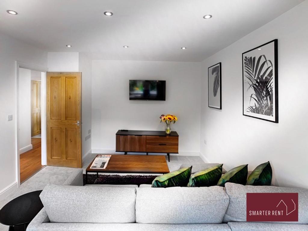 Sunninghill Village - 2 Bed - Parking And Garden Ascot  Exterior photo